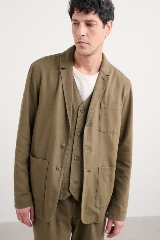 les hommes de la barrière de péage de la veste