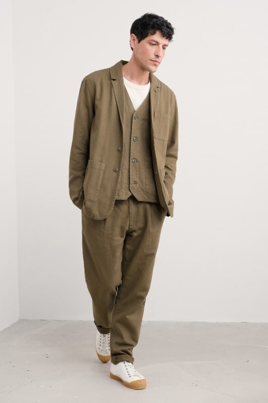 les hommes de la barrière de péage de la veste