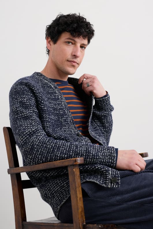 des hommes tresawls cardigan faite avec de la laine dagneau