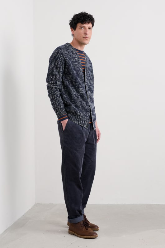 des hommes tresawls cardigan faite avec de la laine dagneau