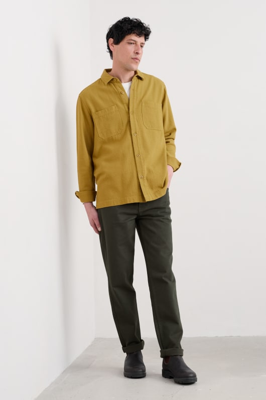 les hommes de labattage de la jambe droite pantalon