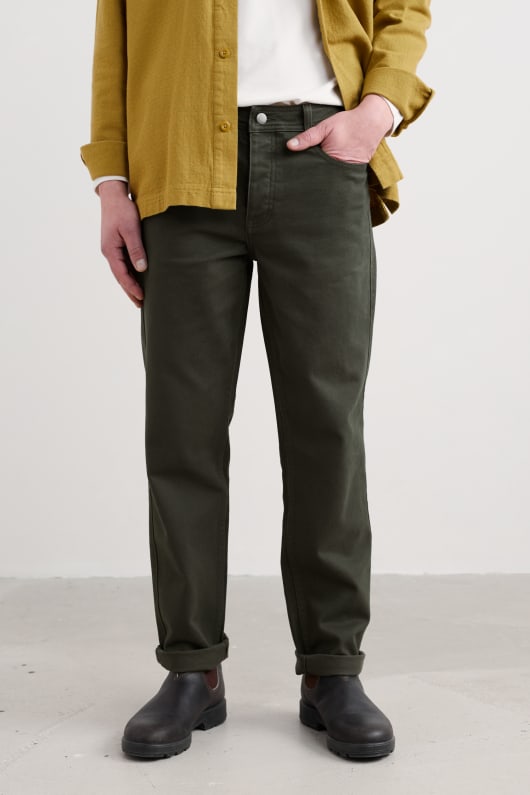 les hommes de labattage de la jambe droite pantalon