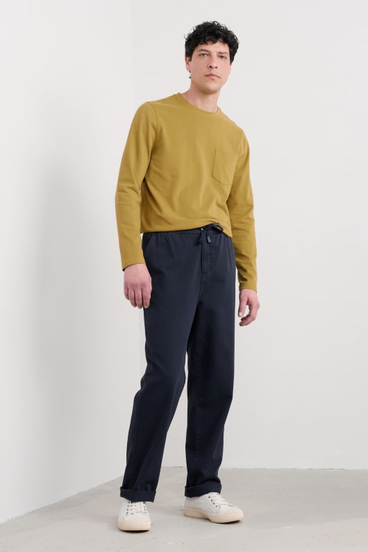 des hommes hallantide de la jambe droite pantalon