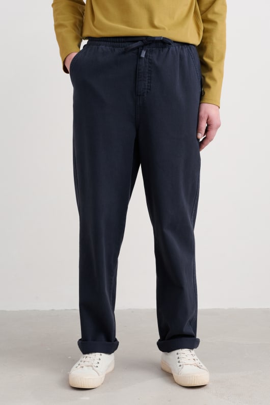des hommes hallantide de la jambe droite pantalon