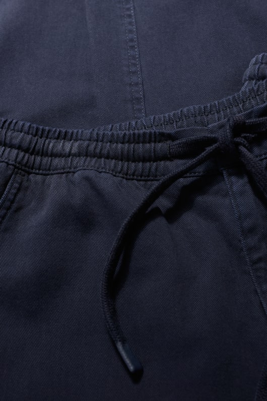 des hommes hallantide de la jambe droite pantalon