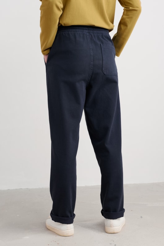 des hommes hallantide de la jambe droite pantalon
