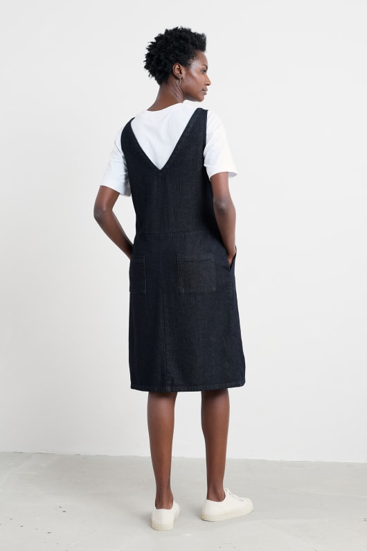 le sel de tissage de longueur de genou pinafore