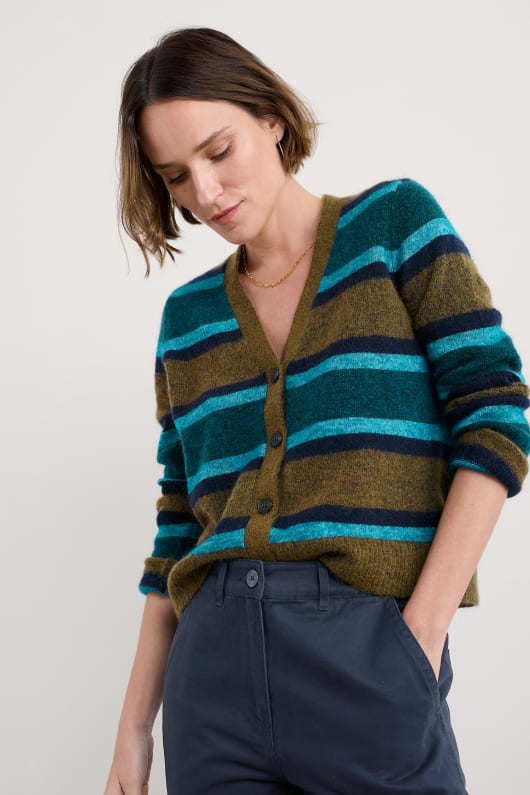 gravure de v-cou cardigan contient du mohair