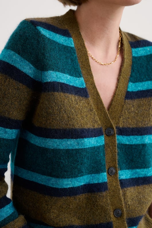 gravure de v-cou cardigan contient du mohair