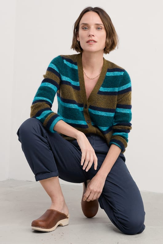 gravure de v-cou cardigan contient du mohair
