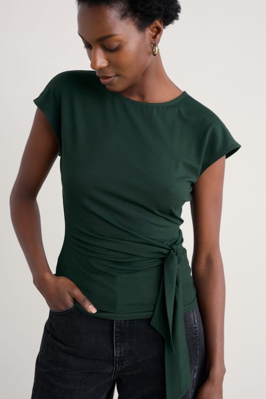 le chêne de la fougère haut avec lauto-cravate à la taille