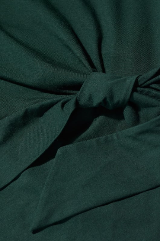 le chêne de la fougère haut avec lauto-cravate à la taille