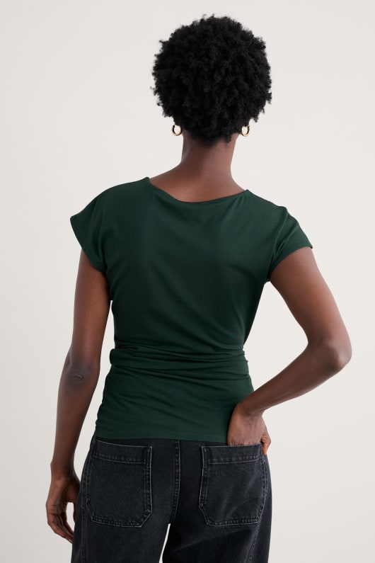 le chêne de la fougère haut avec lauto-cravate à la taille